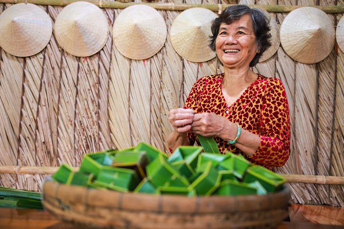 Du khách có thể trải nghiệm học làm bánh cùng người dân địa phương